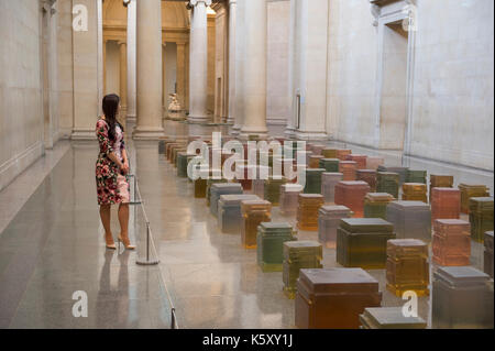 La Tate Britain, Londres, Royaume-Uni. Sep 11, 2017. Exposition de grande envergure de travail par l'artiste contemporain Rachel Whiteread se déroule du 12 septembre 2017 au 21 janvier 2018, y compris des sculptures à grande échelle. Photographie : Sans titre (100 places), 1995. Posés avec galerie personnel. Résine 100 moulages de la face inférieure des chaises, affiché dans le Nerval des galeries. Credit : Malcolm Park/Alamy Live News. Banque D'Images