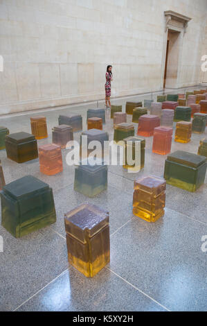 La Tate Britain, Londres, Royaume-Uni. Sep 11, 2017. Exposition de grande envergure de travail par l'artiste contemporain Rachel Whiteread se déroule du 12 septembre 2017 au 21 janvier 2018, y compris des sculptures à grande échelle. Photographie : Sans titre (100 places), 1995. Posés avec galerie personnel. Résine 100 moulages de la face inférieure des chaises, affiché dans le Nerval des galeries. Credit : Malcolm Park/Alamy Live News. Banque D'Images