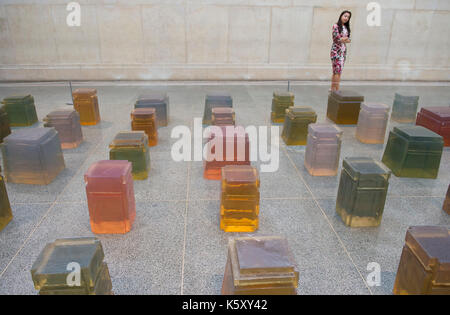 La Tate Britain, Londres, Royaume-Uni. Sep 11, 2017. Exposition de grande envergure de travail par l'artiste contemporain Rachel Whiteread se déroule du 12 septembre 2017 au 21 janvier 2018, y compris des sculptures à grande échelle. Photographie : Sans titre (100 places), 1995. Posés avec galerie personnel. Résine 100 moulages de la face inférieure des chaises, affiché dans le Nerval des galeries. Credit : Malcolm Park/Alamy Live News. Banque D'Images