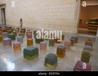 La Tate Britain, Londres, Royaume-Uni. Sep 11, 2017. Exposition de grande envergure de travail par l'artiste contemporain Rachel Whiteread se déroule du 12 septembre 2017 au 21 janvier 2018, y compris des sculptures à grande échelle. Photographie : Sans titre (100 places), 1995. Posés avec galerie personnel. Résine 100 moulages de la face inférieure des chaises, affiché dans le Nerval des galeries. Credit : Malcolm Park/Alamy Live News. Banque D'Images