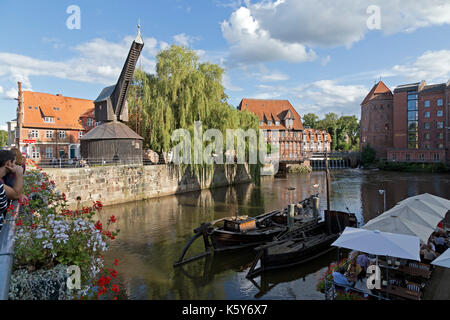 Vieux Port avec grue treadwheel Luener et restaurant Muehle, Lunebourg, Basse-Saxe, Allemagne Banque D'Images