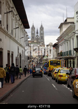 Quito, Equateur - 2017: Une rue dans le centre historique, avec la basilique du vœu National (Basílica del Voto Nacional) en arrière-plan. Banque D'Images