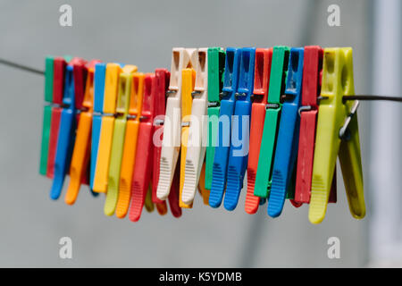 Groupe coloré de linge sur une corde. Banque D'Images