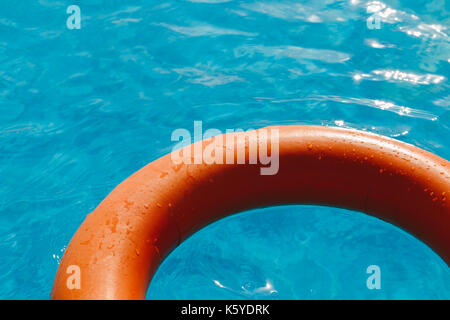 Bouée orange dans le bleu de l'eau. Banque D'Images