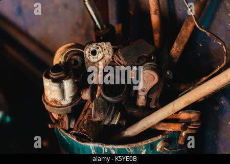 Vieux et Rusty metal trash dans un garage automobile. Banque D'Images