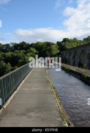 Chemin de halage de l'aqueduc de Chirk avec protection des bords de garde-corps, canal de Llangollen et bateau étroit au loin dans le nord du pays de galles au royaume-uni Banque D'Images