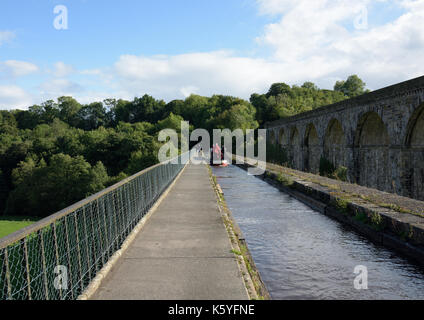 Chemin de halage de l'aqueduc de Chirk avec protection des bords de garde-corps, canal de Llangollen et bateau étroit au loin dans le nord du pays de galles au royaume-uni Banque D'Images