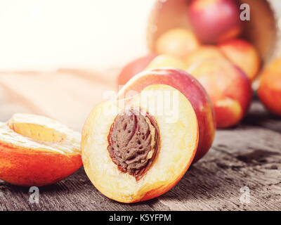 Fruits frais mûrs nectarine pêche, récolte de fond rustique Banque D'Images