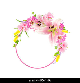 Collage de lys rose, zinnias, azalées, et tulipes jaunes disposés autour d'un arc de cercle rose. Isolé sur blanc avec copie espace. Banque D'Images