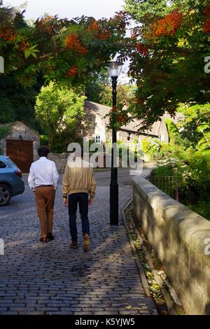 Une paire d'étudiants amis de l'université marchent au-dessus de la Brie O Balgownie lors d'une Sunny septembre Day. Aberdeen, Écosse, Royaume-Uni. 2017. Banque D'Images