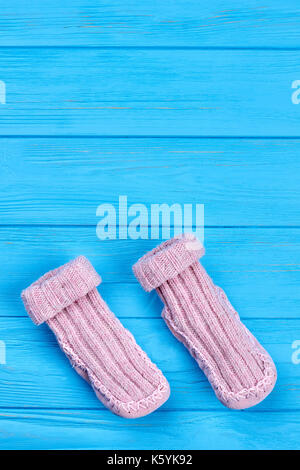 Deux chaussettes de laine et de copier l'espace. childs chaussettes de haute qualité sur la laine blue background. baby-girl pied chaud vêtement. Banque D'Images