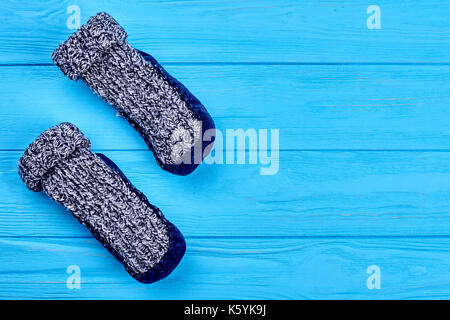 Chaussettes de laine tricotées kids, copiez l'espace. design moderne chaussettes tricotées en laine pour les enfants. accueil chaleureux. Vêtement enfant tricoté Banque D'Images