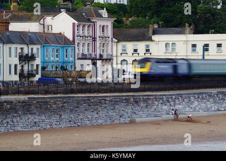 La vitesse des trains d'une ligne le long de la riviera passé Dawlish Devon, Royaume-Uni.. l'été, 2017. Banque D'Images