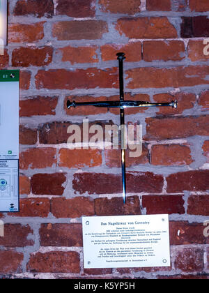 La croix faite de coventry de clous pour la ruine bombardée de la cathédrale de Coventry dans le Gendarmenmarkt à Berlin un carré Banque D'Images