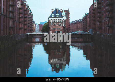 Le célèbre château d'eau Wasserschloss Hambourg avec le Wandrahmsfleet bridge dans la Speicherstadt en Allemagne. Banque D'Images