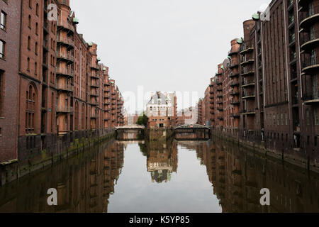 Le célèbre château d'eau Wasserschloss Hambourg avec le Wandrahmsfleet bridge dans la Speicherstadt en Allemagne. Banque D'Images