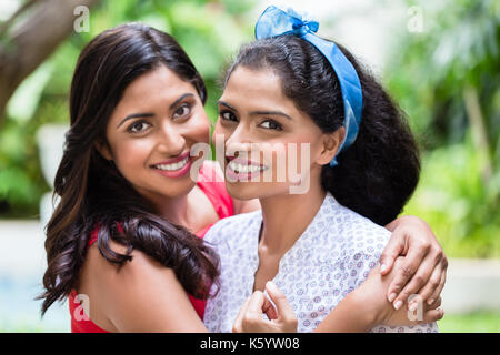 Close-up portrait de deux jeunes femmes posant ensemble en tant que meilleurs amis à l'extérieur Banque D'Images