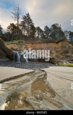 Une cascade de hug point le long de la côte de l'Oregon aux États-Unis. Banque D'Images