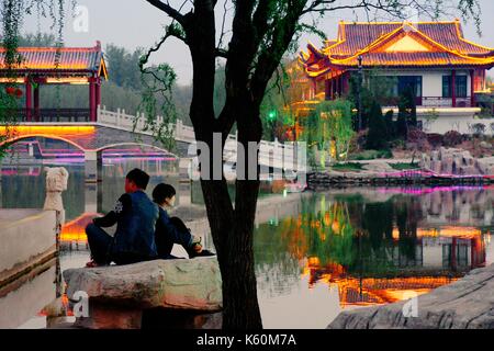Dongzi culture park, une célébration de dong zhongshu philosophe confucéen. ville de Qingdao, Chine. lake pavillions. lumière du soir Banque D'Images