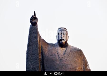 Dongzi culture park, une célébration de dong zhongshu philosophe confucéen. ville de Qingdao, Chine. statue en bronze de dong zhongshu Banque D'Images