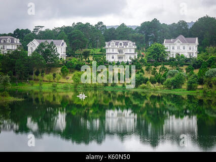 Dalat, Vietnam - Aug 17, 2017. le lac avec summer resort dans dalat, Vietnam. da lat est une destination touristique populaire, situé à 1500m au-dessus de la mer lev Banque D'Images