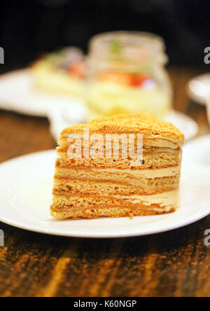 Photo d'un close-up d'un délicieux gâteau au miel de couleur vive dans un café Banque D'Images