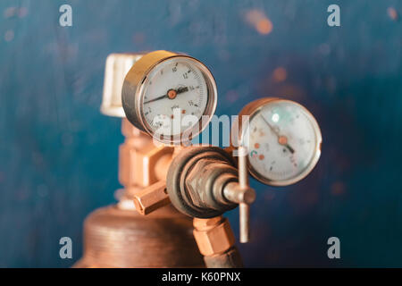 Distributeur de bouteilles de gaz dans un garage. Banque D'Images