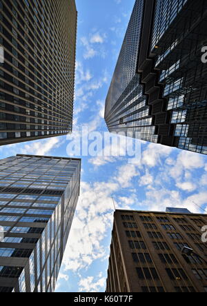 photographie en perspective des gratte-ciel regardant depuis le niveau du sol Banque D'Images