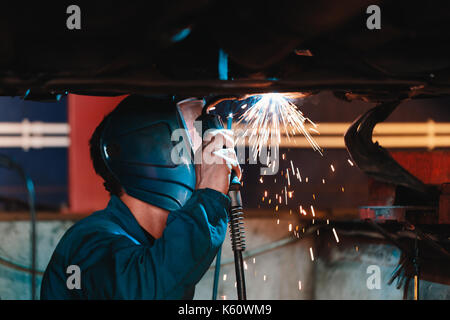 Homme dans un masque n'welding machines. Banque D'Images