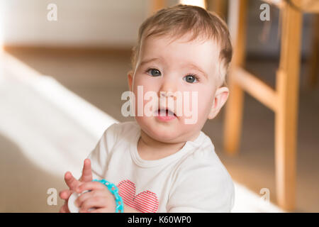 Beau petit enfant. close up portrait dans la maison. Banque D'Images