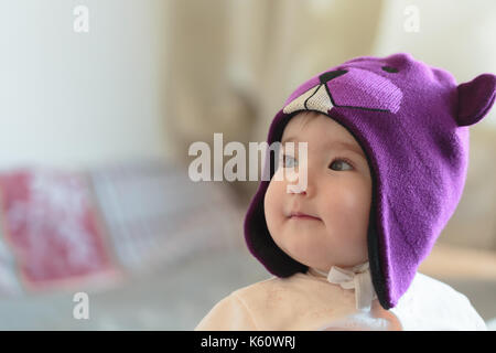 Petit enfant dans un chapeau de castor close up portrait. Banque D'Images