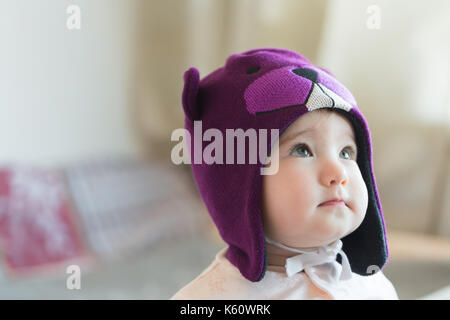 Petit enfant dans un chapeau de castor close up portrait. Banque D'Images