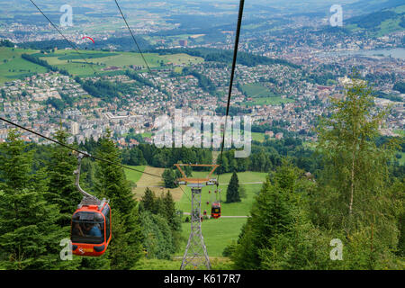 Lucerne, 16 juil : kriens paysage urbain, vue du téléphérique sur la montagne Pilatus le Jul 16, 2017 à luzern, Suisse Banque D'Images