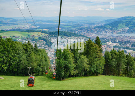 Lucerne, 16 juil : kriens paysage urbain, vue du téléphérique sur la montagne Pilatus le Jul 16, 2017 à luzern, Suisse Banque D'Images