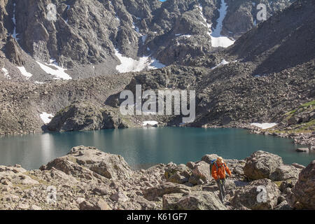 Un randonneur marche loin du bol de larmes dans le lac Sainte Croix désert, Colorado, USA. Banque D'Images