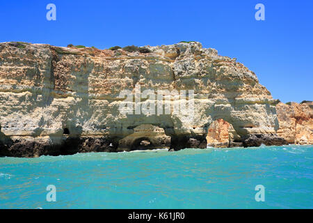 La formation des roches dans la plage de Marinha, Algarve, PORTUGAL Banque D'Images