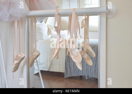 Chaussures de ballet accrocher au bar dans la chambre Banque D'Images