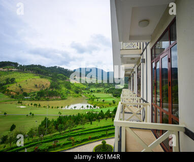 Complexe de luxe avec fond de montagne à Dalat, Vietnam. da lat est une destination touristique populaire, situé à 1500m au-dessus du niveau de la mer sur le plateau langbian Banque D'Images