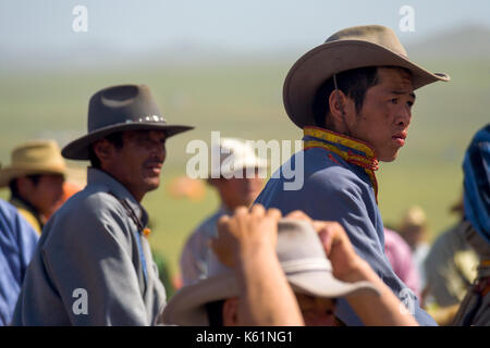 Oulan-bator, Mongolie - 12 juin 2007 : Profils des cowboys mongole en vêtements traditionnels et de chapeaux de cow-boy à regarder la compétition de course de chevaux de t Banque D'Images