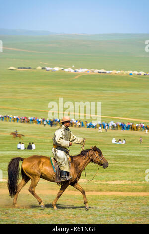 Oulan-bator, Mongolie - 12 juin 2007 : panoramique d'homme en habit traditionnel mongol cheval à travers la steppe à l'herbe des campagnes Banque D'Images