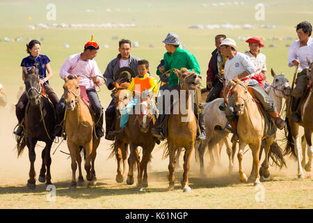 Oulan-bator, Mongolie - 12 juin 2007 : toucher le peuple de Mongolie cheval gagnant et garçon jockey pour chance à la fin de la compétition de course de chevaux Banque D'Images