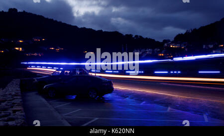 Afterdark, l'océan, voiture et lumières de la maison de la plage Banque D'Images