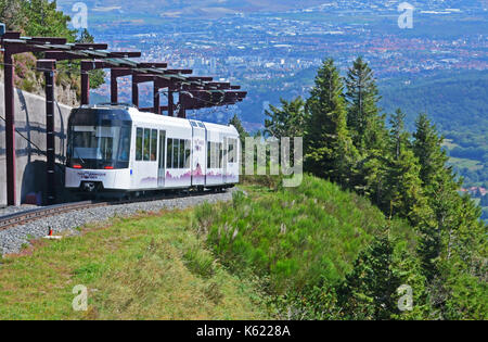 Panoramique des dômes train touristique, Clermont-Ferrand, Puy-de-Dôme, Auvergne, France Banque D'Images