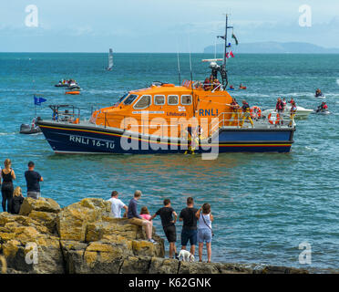 Llangefni lifeboat vue par la foule à partir de la rive à Llangefni lifeboat 2017 journée événement sur anglesey Banque D'Images