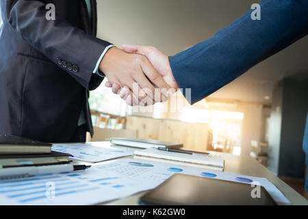 Deux hommes d'une poignée de main lors d'une réunion à l'office, succès, traitant, salut et partenaire d'affaires. Banque D'Images