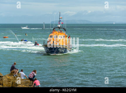 Llangefni lifeboat vue par la foule à partir de la rive à Llangefni lifeboat 2017 journée événement sur anglesey Banque D'Images