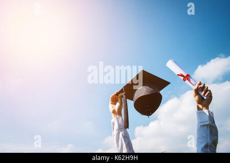 Le jour de la remise des diplômes, des images de diplômés célèbrent leur diplôme mis de main, un certificat et un chapeau à la main, sentiment de bonheur, date, cong Banque D'Images