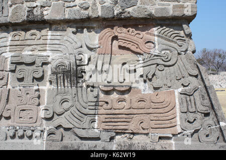 Avec la sculpture bas-relief d'un quetzalcoatl, civilisation maya pré-colombienne, temple de la serpent à plumes à xochicalco, Mexique. unesco world herita Banque D'Images