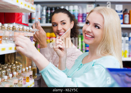 Portrait of female clients achats en magasin de beauté Banque D'Images