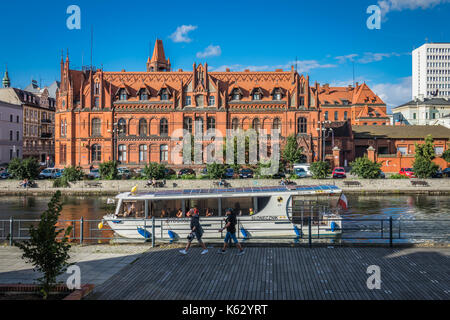 Bydgoszcz, Pologne - août 2017 : le tramway sur le ferry public brda à Bydgoszcz, Pologne Banque D'Images